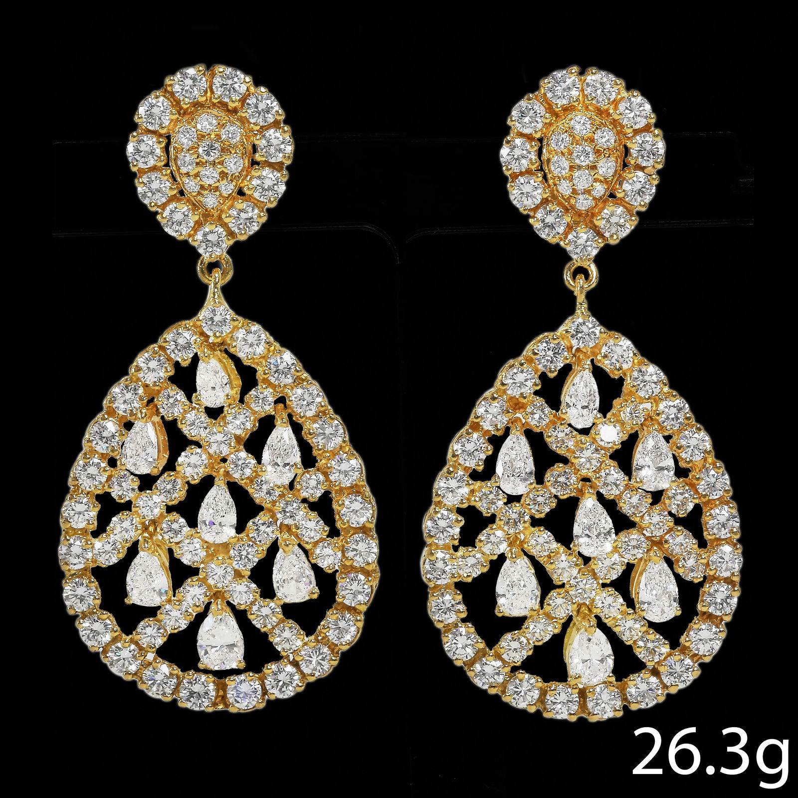 FANTASTIC PAIR OF DIAMOND EARRINGS: FANTASTIC PAIR OF DIAMOND EARRINGS,26.3 grams, 18 ct. gold.Fantastic openwork design with large articulated diamonds.Bright and lively diamond of high quality, totalling approx. 14 ct.L. 5.3 cm.