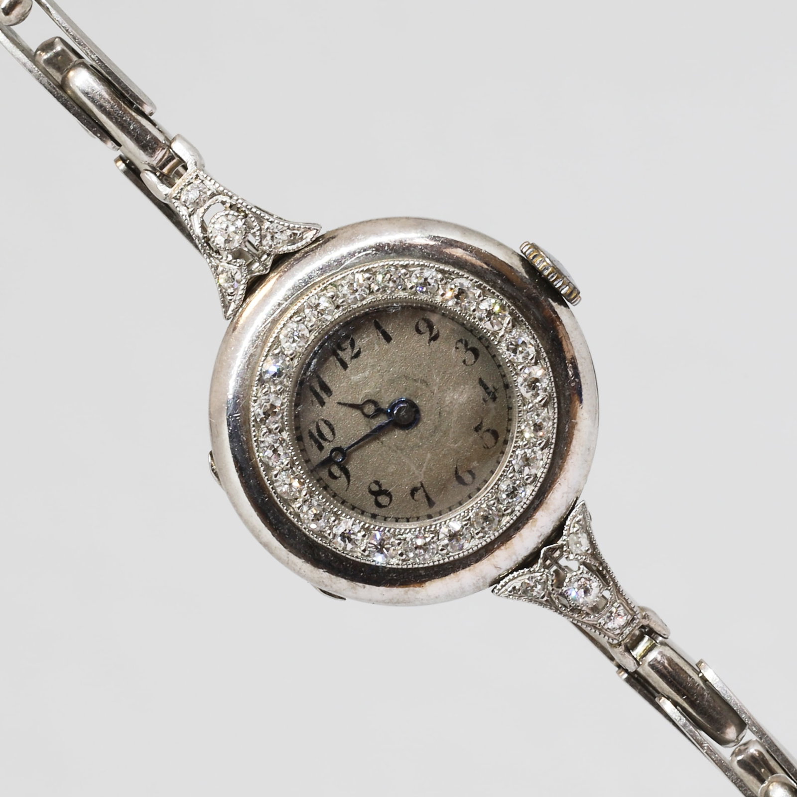 ART-DECO DIAMOND WRISTWATCH: ART-DECO DIAMOND WRISTWATCH,19.7 grams, testing platinum.Bright and lively diamonds.Manual winding.