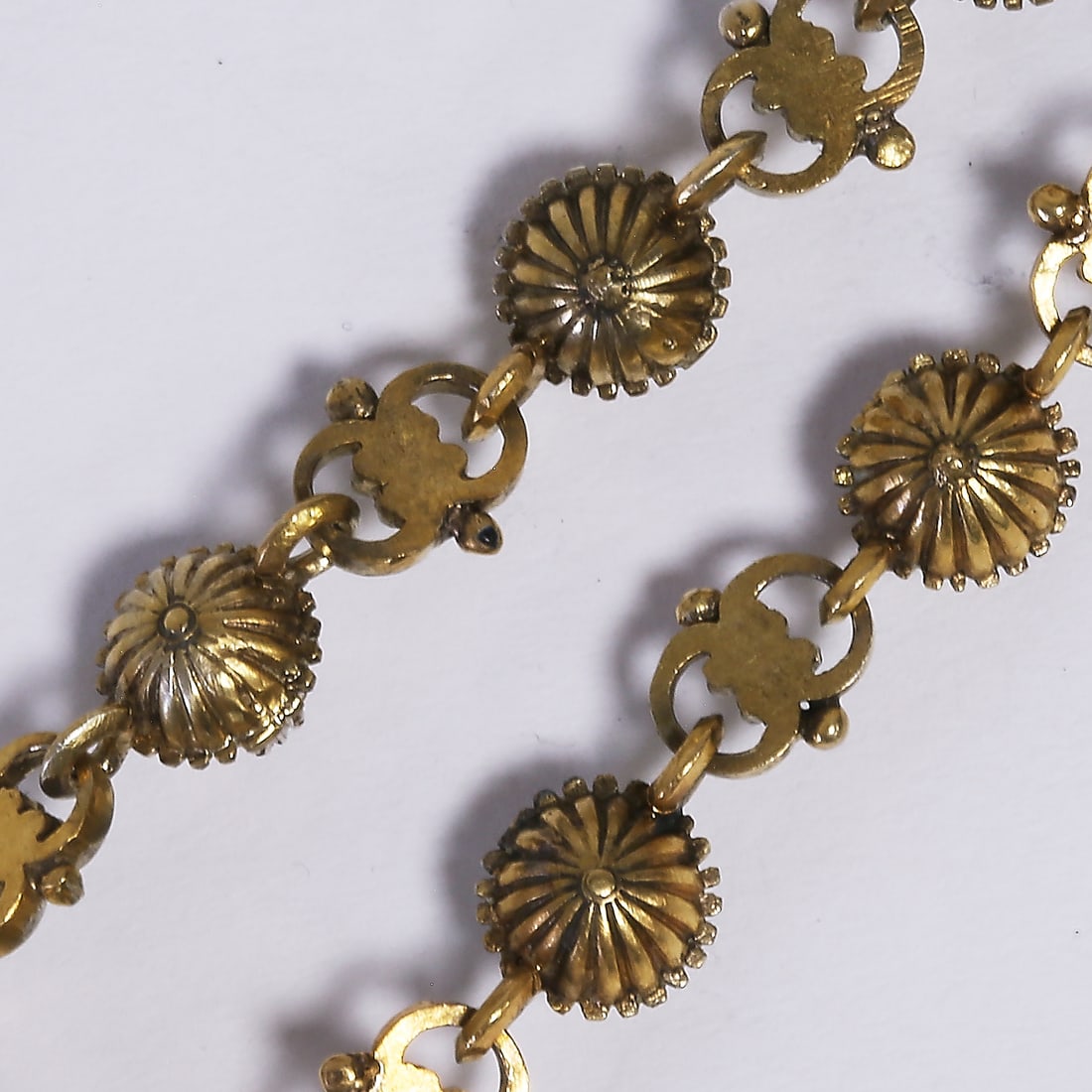 FINE GEORGIAN SAPPHIRE AND DIAMOND BRACELET: FINE GEORGIAN SAPPHIRE AND DIAMOND BRACELET 17.5 grams rich vibrant sapphires lively diamonds fine craftsmanship L 19.5 cm