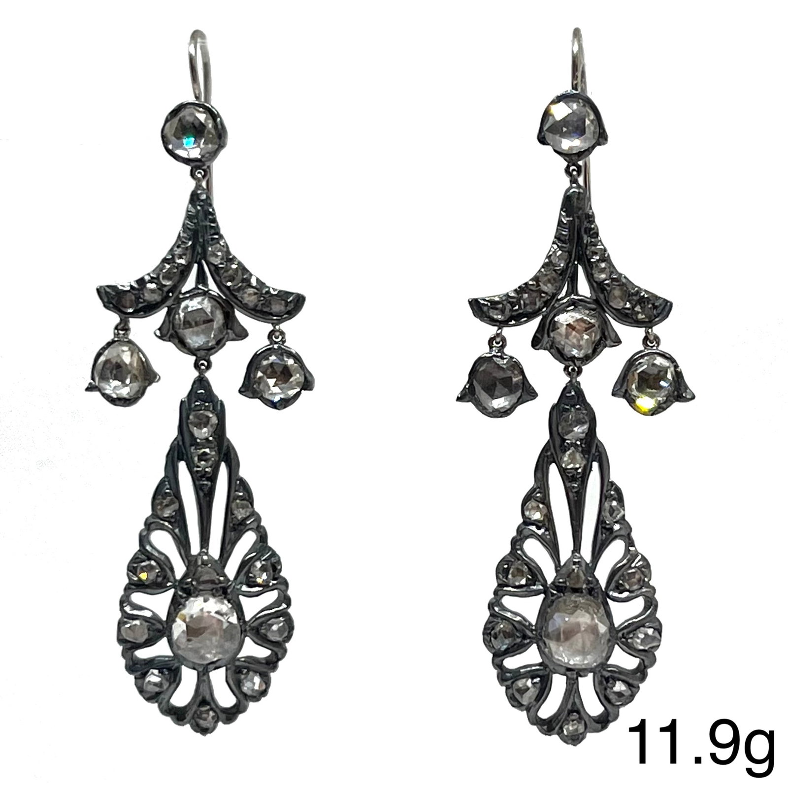 ANTIQUE ROSE CUT DIAMOND CHANDELIER EARRINGS: ANTIQUE ROSE CUT DIAMOND CHANDELIER EARRINGS11 grams. The hanging diamond drops with good movement. L. 5.5 cm.