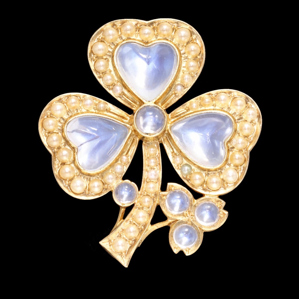 MOONSTONE AND PEARL SHAMROCK BROOCH: MOONSTONE AND PEARL SHAMROCK BROOCH,4,4 grams, 15 ct. gold.Rich and vibrant moonstones with lovely blue shiller.L. 2.8 cm.