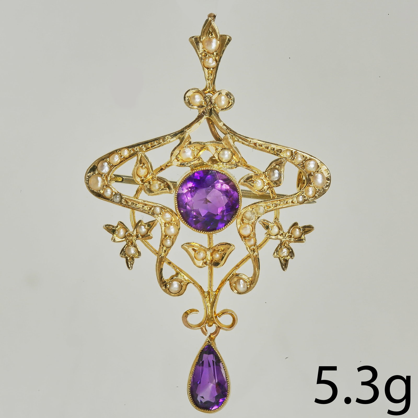 EDWARDIAN AMETHYST AND PEARL GOLD BROOCH/PENDANT: EDWARDIAN AMETHYST AND PEARL GOLD BROOCH/PENDANT,5,3 grams.Vibrant amethyst.Lovely pearls.Removable bail.L. 5.3 cm.