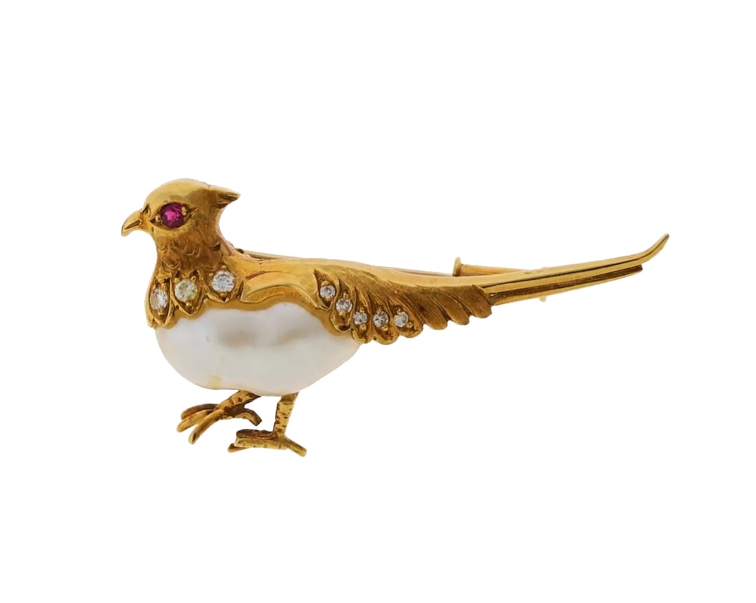 PEARL DIAMOND AND RUBY PHEASANT BROOCH: PEARL DIAMOND AND RUBY PHEASANT BROOCH,5,5 grams, testing 18 ct. gold.The body of a large pearl (untested).Diamonds bright and lively.L. 4 cm.
