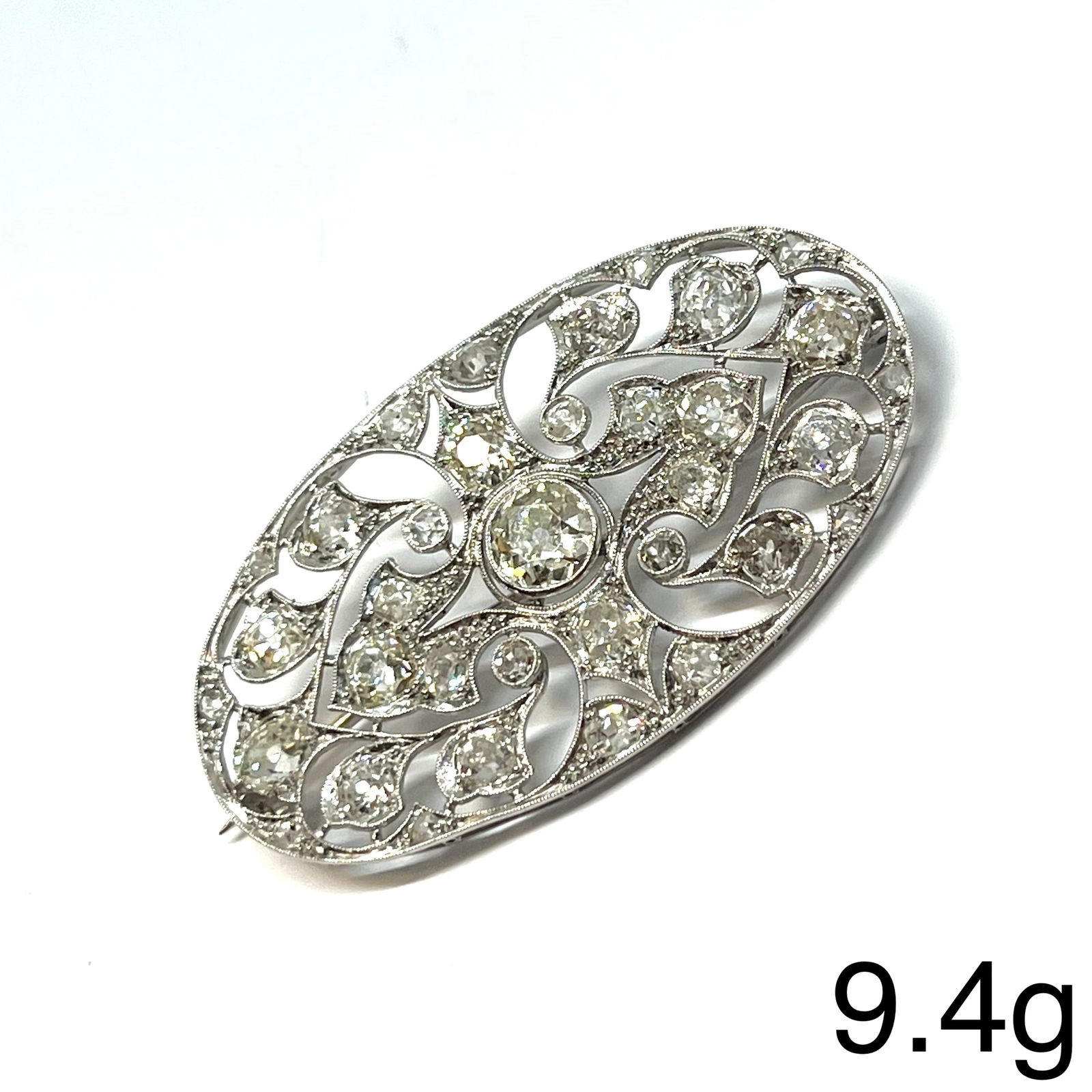 FINE BELLE EPOQUE DIAMOND BROOCH: FINE BELLE EPOQUE DIAMOND BROOCH,9,4 grams, testing platinum. Diamonds bright and lively, totalling approx. 5.80 ct.With a larger central diamond of approx. 0.85 ct.W. 4.8 cm.