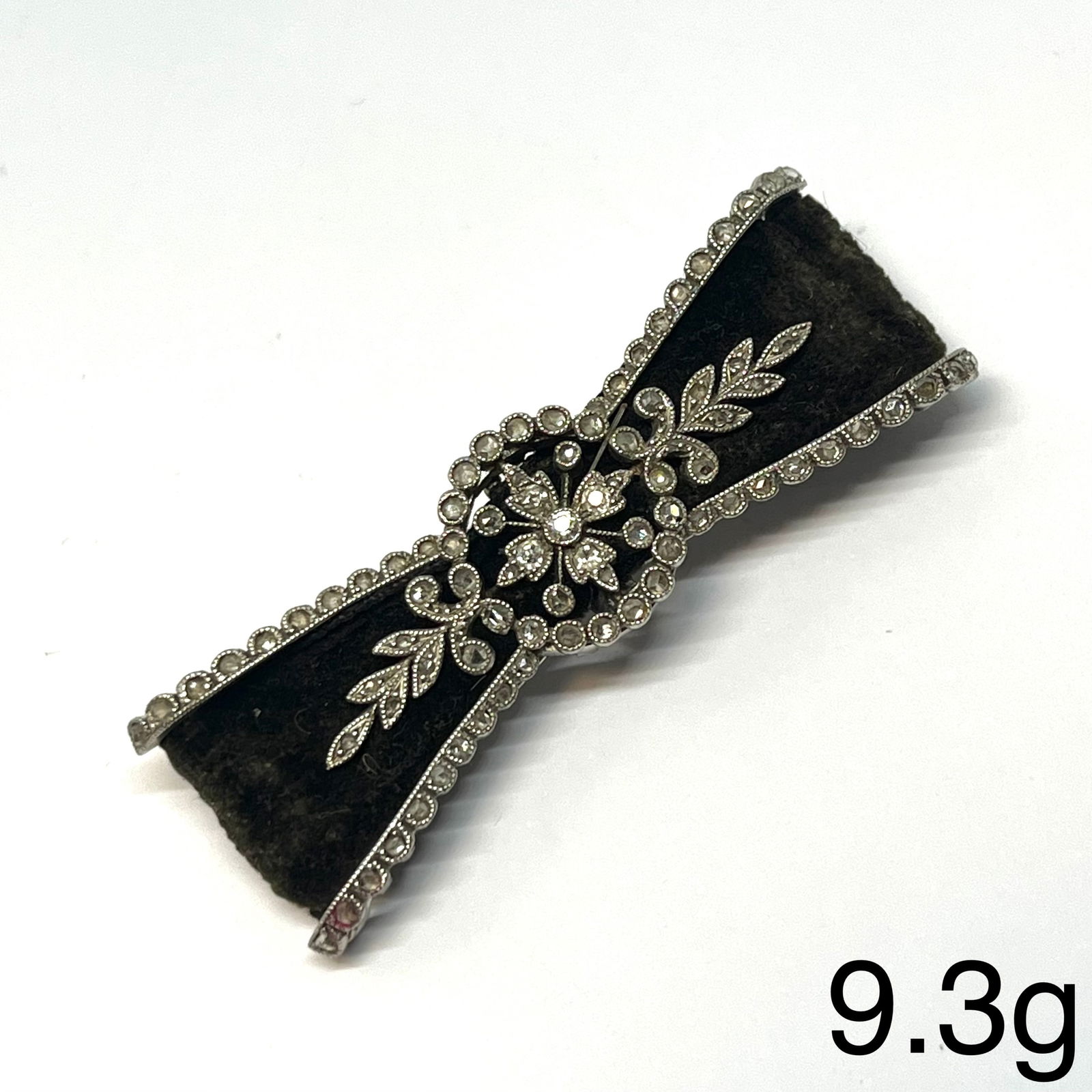 FINE FRENCH ART-DECO DIAMOND BOW BROOCH: FINE FRENCH ART-DECO DIAMOND BOW BROOCH,9.3 grams, testing 18 ct. gold and platinum.Diamonds bright and lively.Refined workmanship,W. 4.8 cm.Possibly Cartier?