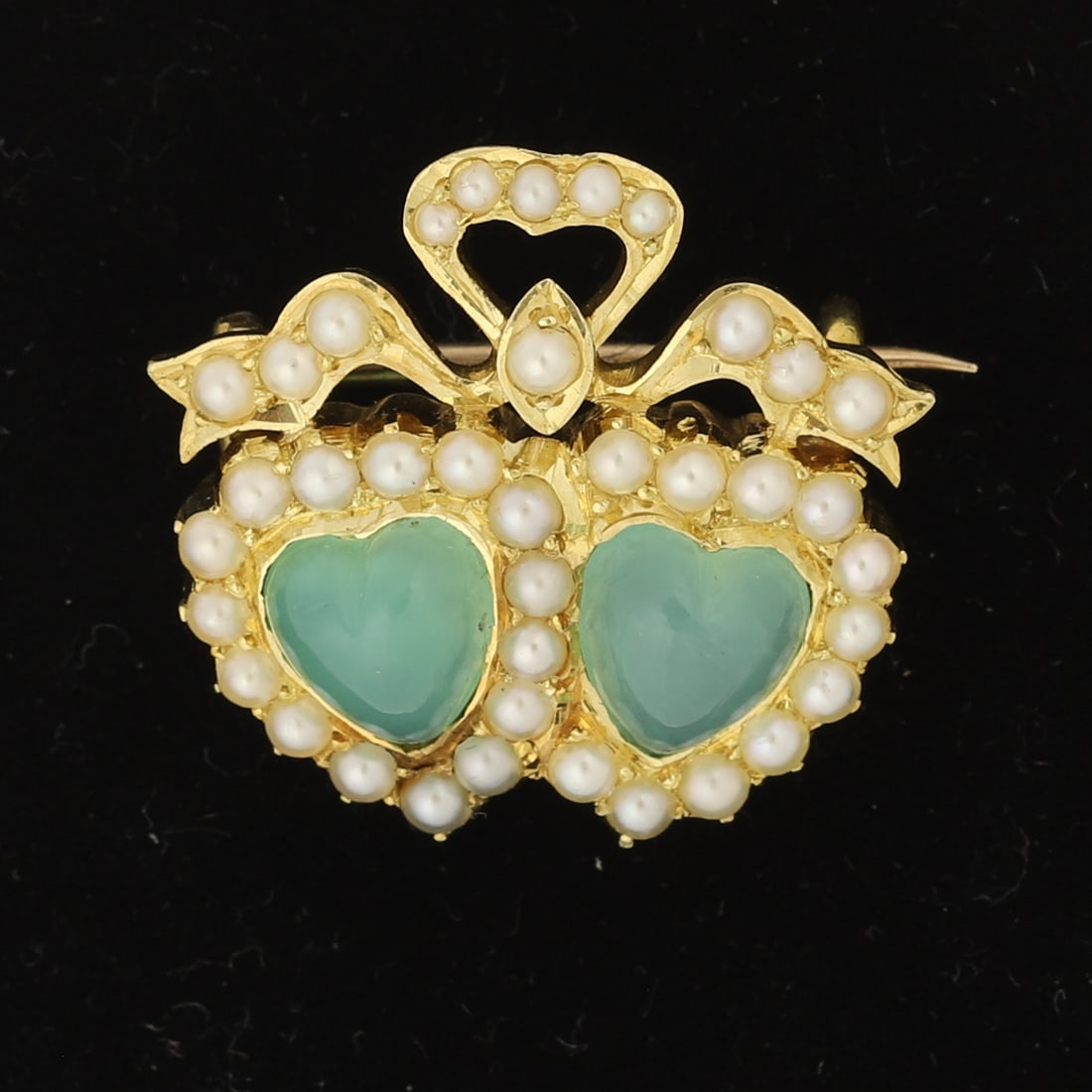 VICTORIAN CHALCEDONY AND PEARL DOUBLE HEART BROOCH: VICTORIAN CHALCEDONY AND PEARL DOUBLE HEART BROOCH,5,9 grams, testing high carat gold.Vibrant chalcedony.Lovely pearls generally well matched.W. 2.3 cm.