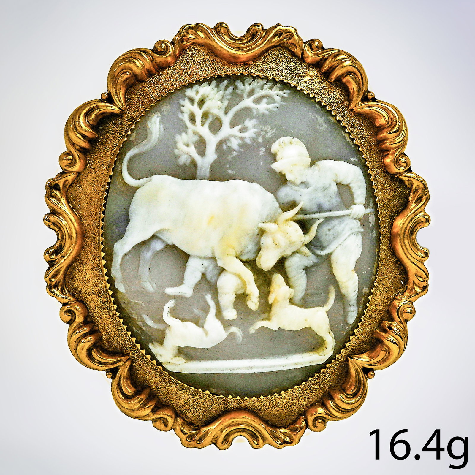 VICTORIAN CAMEO BROOCH, TAUROCTONY: VICTORIAN CAMEO BROOCH, TAUROCTONY,16.4 grams, testing high carat gold.The cameo depicting tauroctony (Mithras killing a bull).L. 5.7 cm.