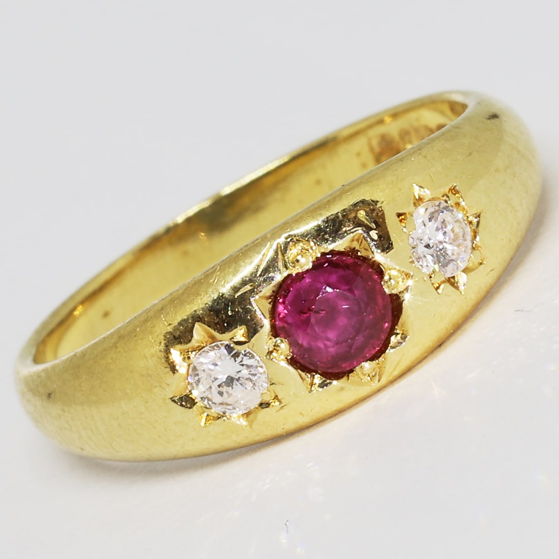 RUBY AND DIAMOND 3-STONE GYPSY RING: RUBY AND DIAMOND 3-STONE GYPSY RING,4,2 grams, 18 ct., gold.Rich and vibrant ruby.Diamonds bright and lively.Size N.