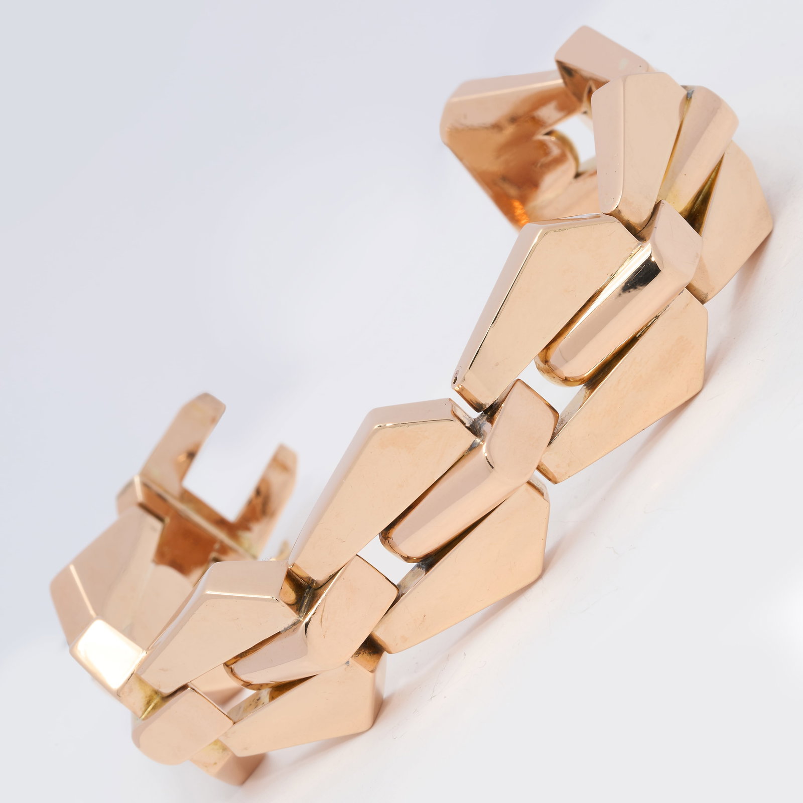 RETRO FANCY LINK BRACELET: RETRO FANCY LINK BRACELET,78.8 grams, 18 ct. gold, French marked.Fine links and nice 3 dimensionally.W. 2.3 cm.L. 18.5 cm.