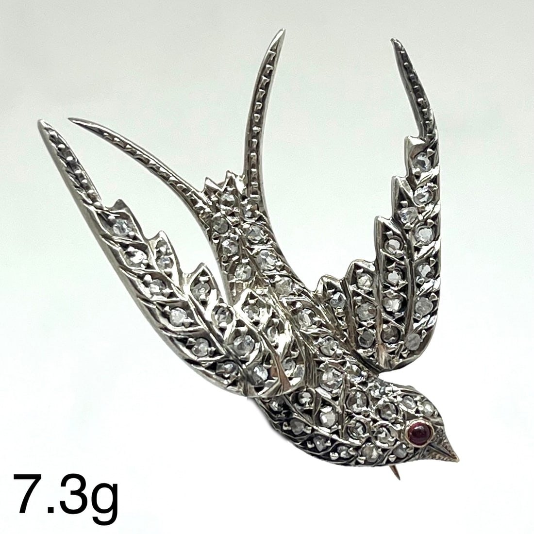 ANTIQUE DIAMOND BIRD BROOCH: ANTIQUE DIAMOND BIRD BROOCH,7,3 grams, Testing high carat gold and silver.Diamonds bright and lively.L. 4.1 cm.