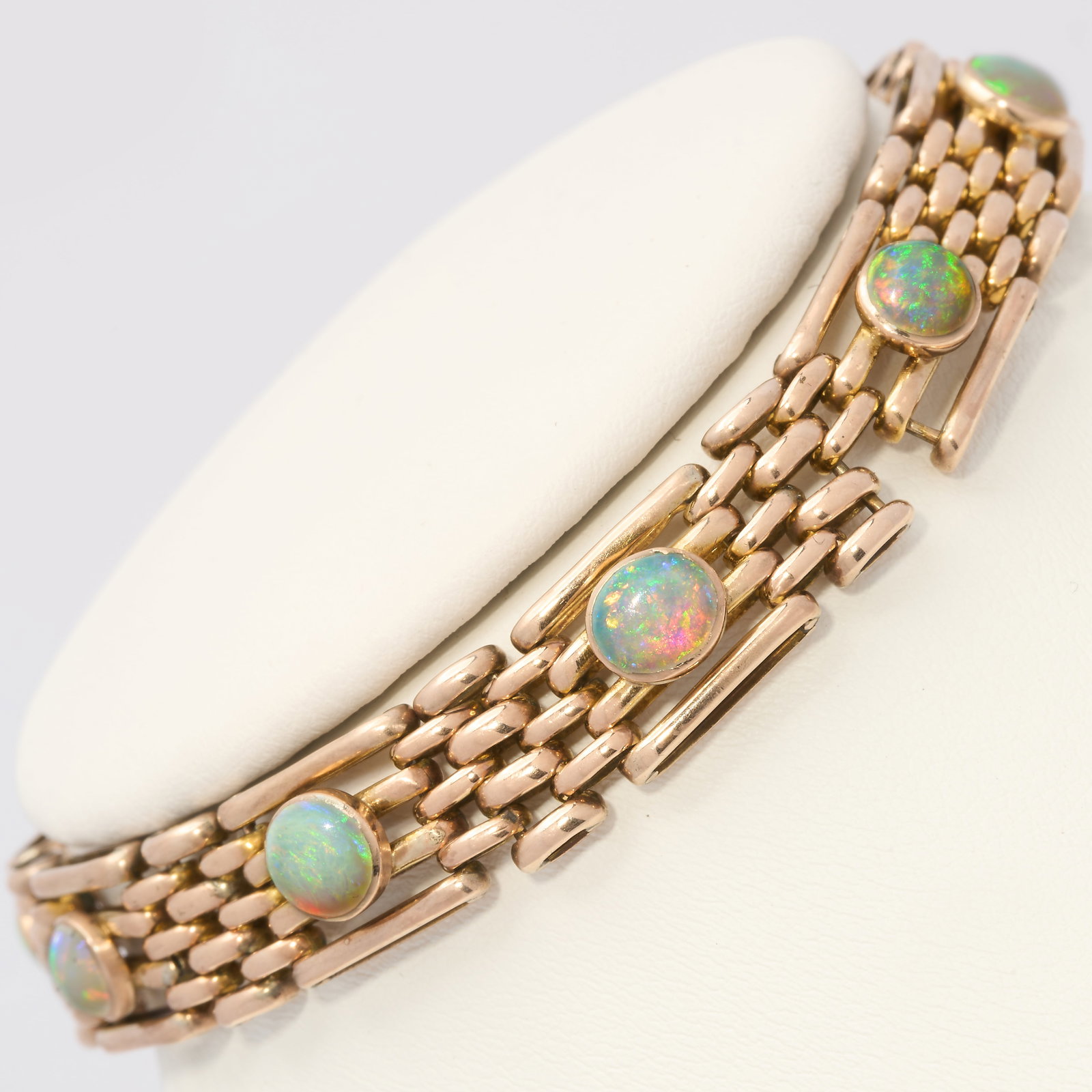 VICTORIAN GOLD OPAL GATE BRACELET: VICTORIAN GOLD OPAL GATE BRACELET 15.2 grams vibrant opal with great play of colour in great condition L 20 cm