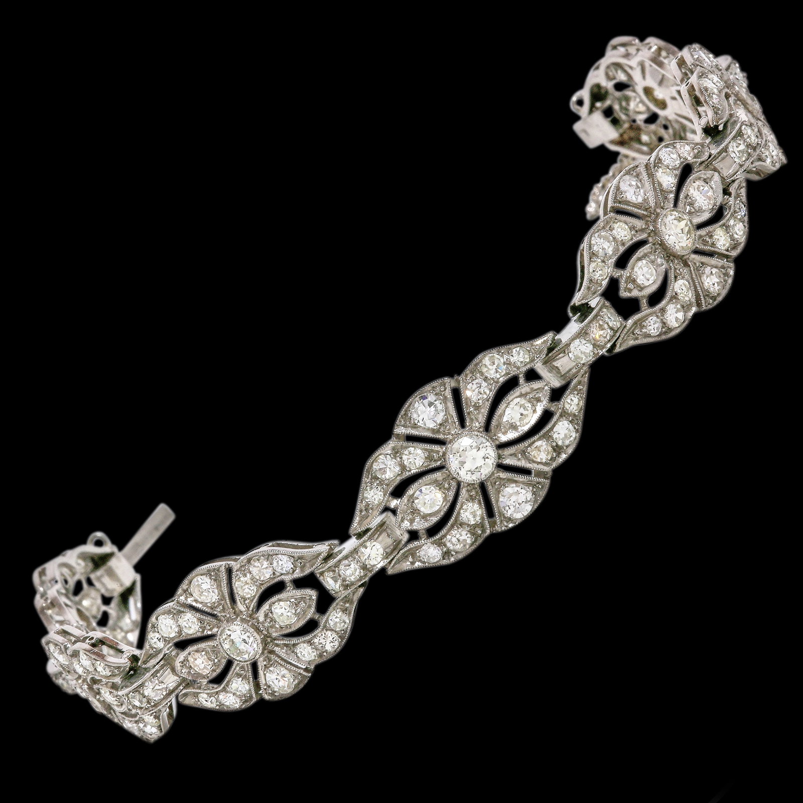 ART-DECO DIAMOND BRACELET: ART-DECO DIAMOND BRACELET,22.1 grams, testing high carat gold.Diamonds bright and lively, totalling approx. 4.50 ct.L. 18 cm.