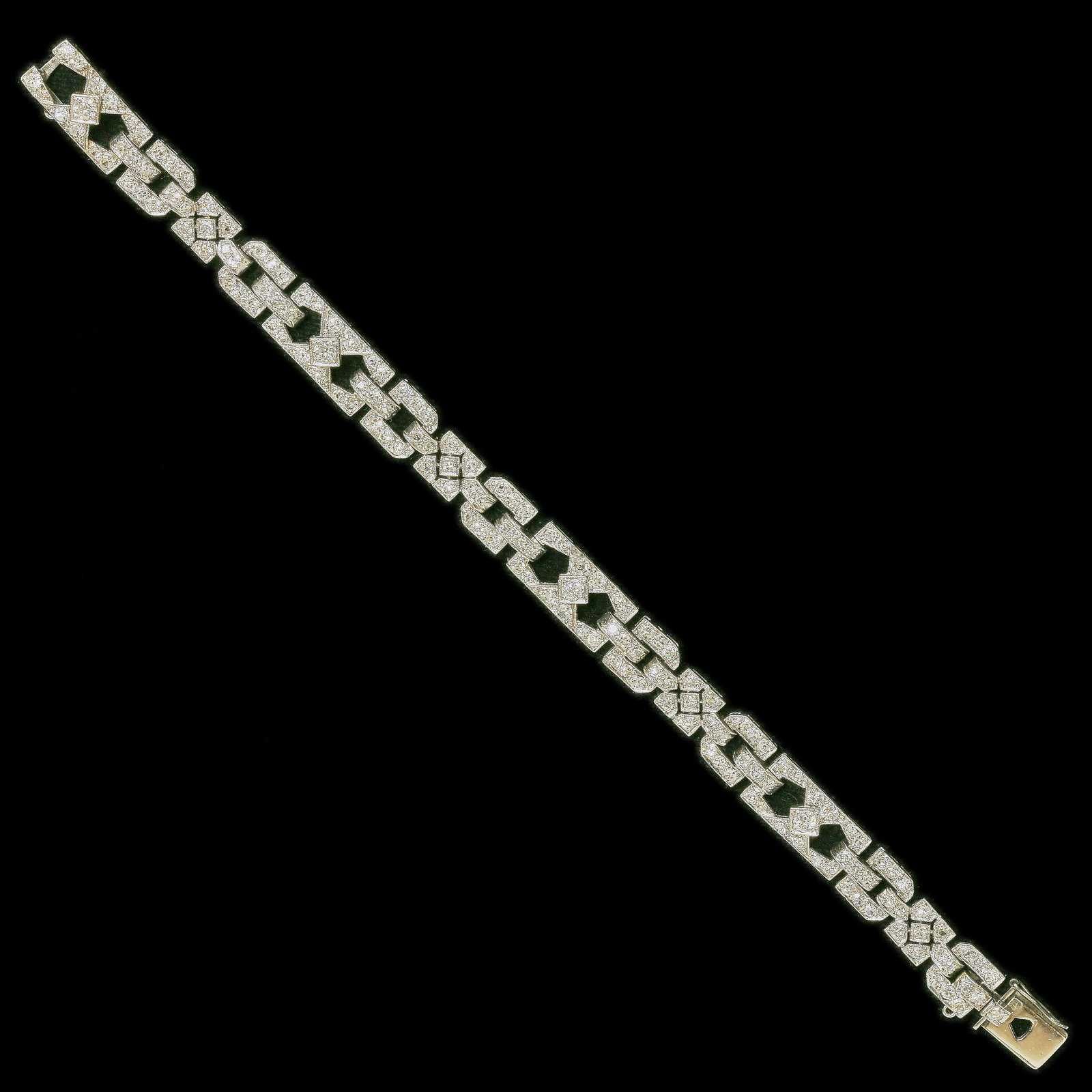 FINE ART-DECO DIAMOND BRACELET: FINE ART-DECO DIAMOND BRACELET,25 grams, testing platinum.Diamonds bright and lively.L. 18 cm.