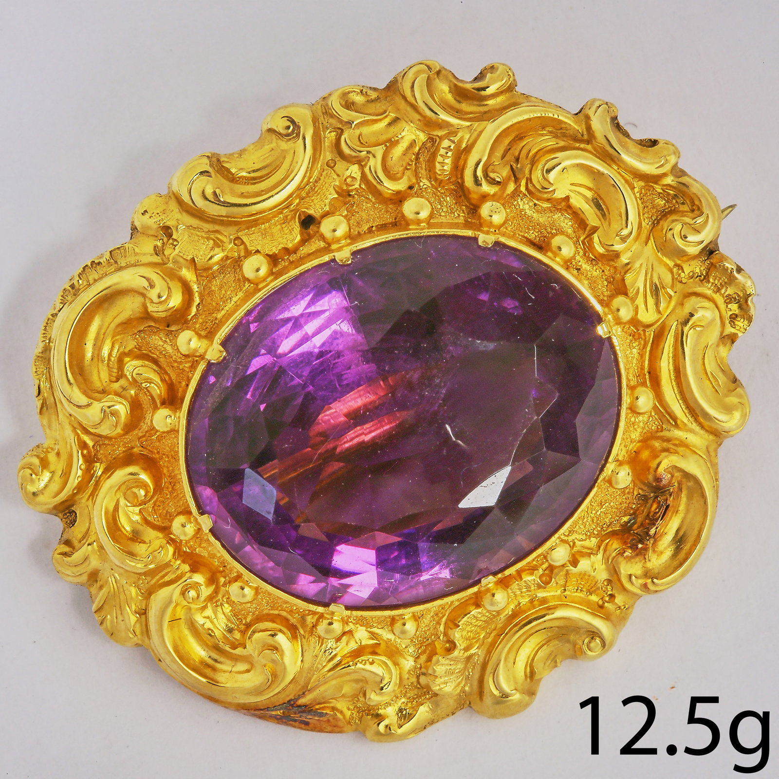 19TH CENTURY AMETHYST BROOCH: 19TH CENTURY AMETHYST BROOCH 12.5 grams high carat gold vibrant amethyst fine gold work L 3 cm W 3.7 cm