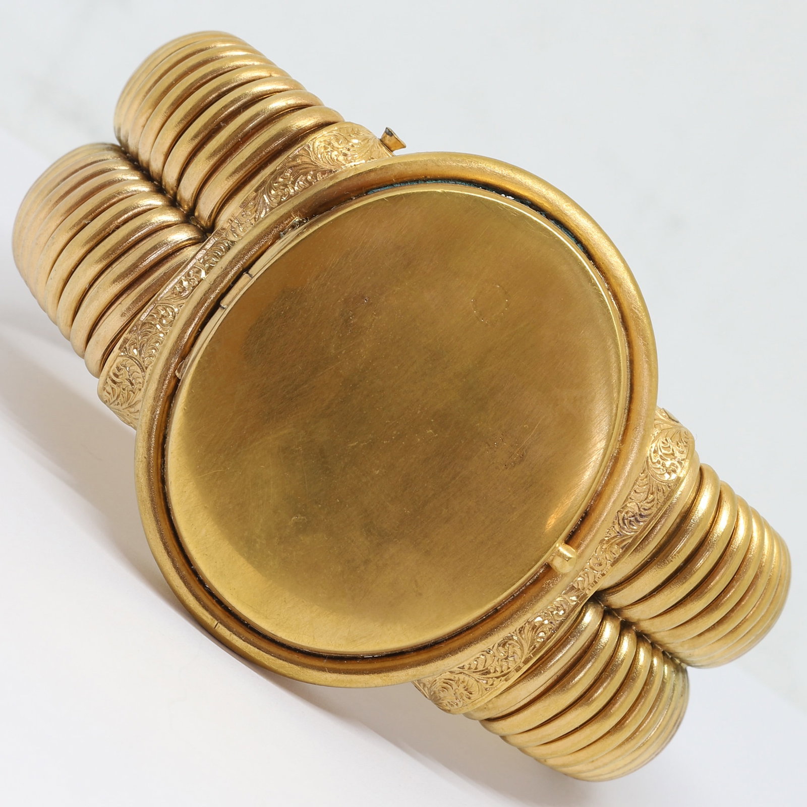 VICTORIAN YELLOW METAL OPENING BRACELET: VICTORIAN YELLOW METAL OPENING BRACELET,104.8 grams.The top can be opened to reveal the inside locket/compartment.The bracelet of double row tubogas link design.L. 19 cm.