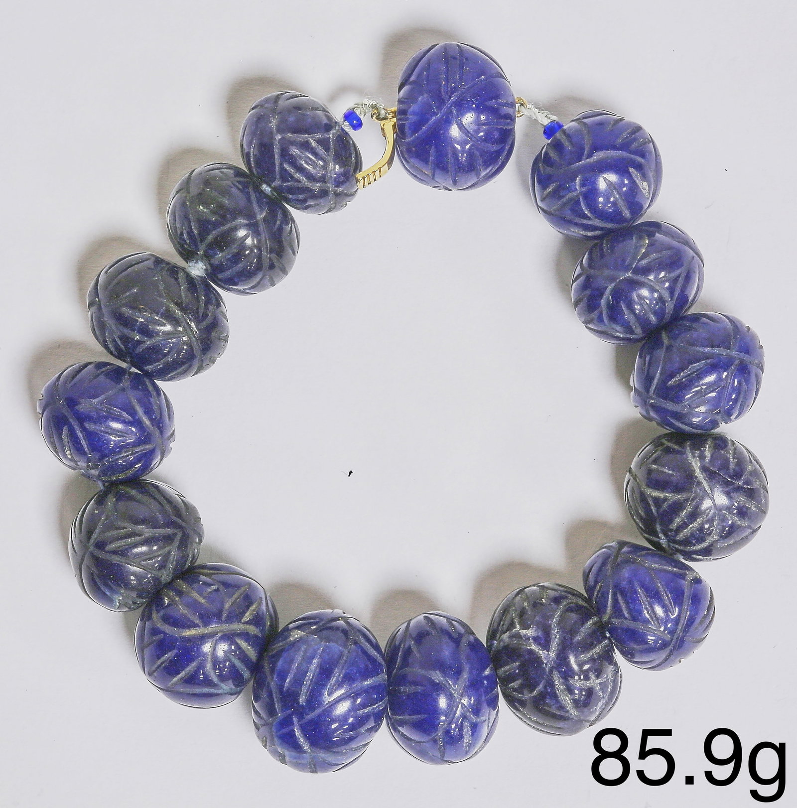 UNUSUAL SAPPHIRE BEAD BRACELET: UNUSUAL SAPPHIRE BEAD BRACELET,85.9 grams.The bracelet with 15 carbed sapphire beads.Largest of approx. 19.6 mm.Estimated approx. 425 ct.L. 21.5 cm.