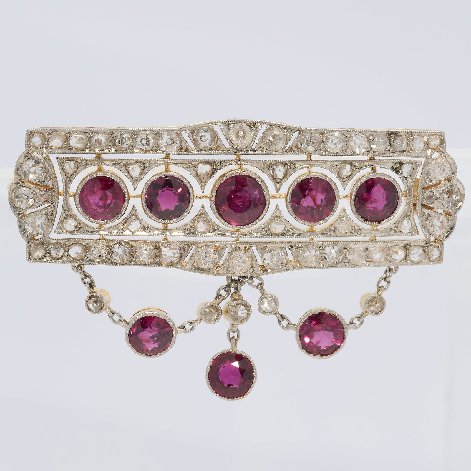 EDWARDIAN RUBY AND DIAMOND BROOCH: EDWARDIAN RUBY AND DIAMOND BROOCH 7.6 grams high carat gold and platinum rich vibrant rubies approx 4.30 ct lively diamonds approx 1 ct L 3.3 cm W 4.4 cm