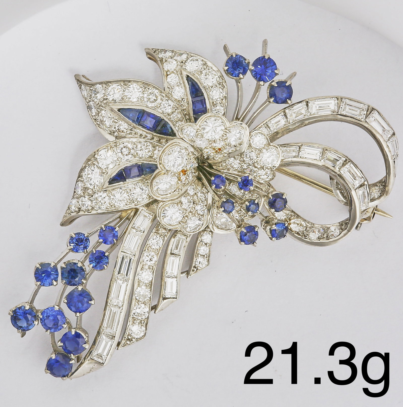 SAPPHIRE AND DIAMOND FLORAL SPRAY BROOCH OF EXCEPTIONAL QUALITY: SAPPHIRE AND DIAMOND FLORAL SPRAY BROOCH OF EXCEPTIONAL QUALITY.21,3 grams, testing platinum.Fine brilliant and baguette cut diamonds, totalling approx. 5.50 ct.Vibrant sapphires, totalling approx. 1.
