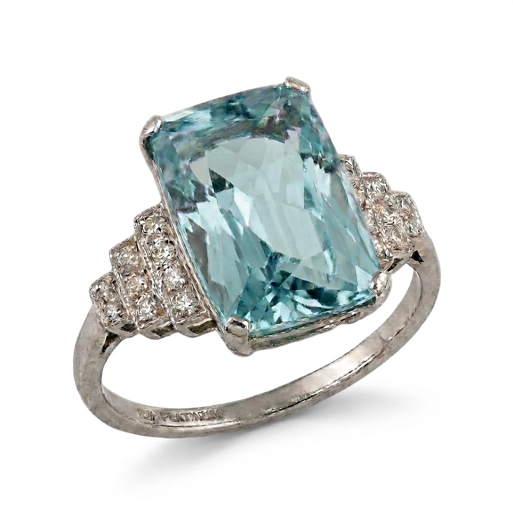 FINE AQUAMARINE AND DIAMOND RING: FINE AQUAMARINE AND DIAMOND RING,8.8 grams, testing high carat gold.Rich and vibrant aquamarine of approx. 19.05 ct.Diamonds bright and lively.Size O.