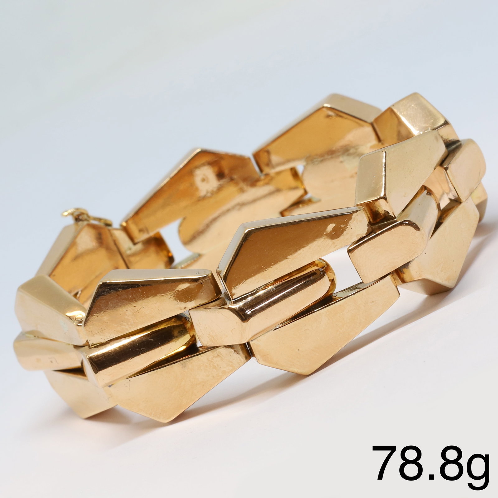 RETRO FANCY LINK BRACELET: RETRO FANCY LINK BRACELET,78.8 grams, 18 ct. gold, French marked.Fine links and nice 3 dimensionally.W. 2.3 cm.L. 18.5 cm.