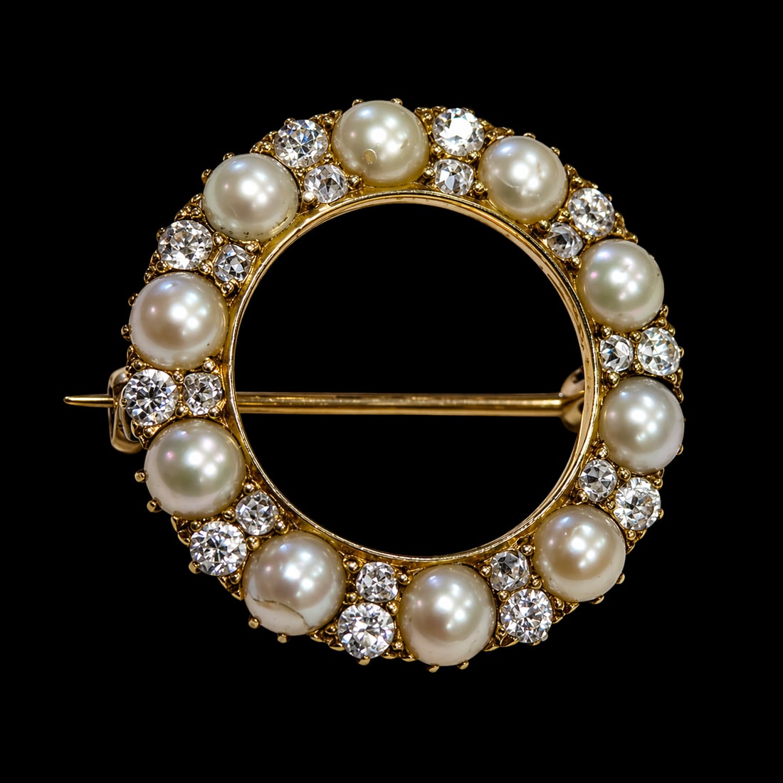 VICTORIAN PEARL AND DIAMOND BROOCH: VICTORIAN PEARL AND DIAMOND BROOCH,3,7 grams, testing high carat gold.Lovely well matched pearls.Diamonds bright and lively.Diam. 2.2 cm.