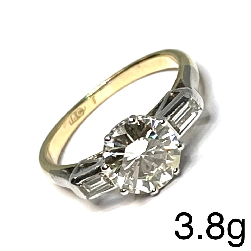 LARGE DIAMOND SOLITAIRE RING: LARGE DIAMOND SOLITAIRE RING,3.8 grams, 18 ct. gold.Central diamond of approx. 1.45 ct.Lively diamonds on the shoulders.Size L.
