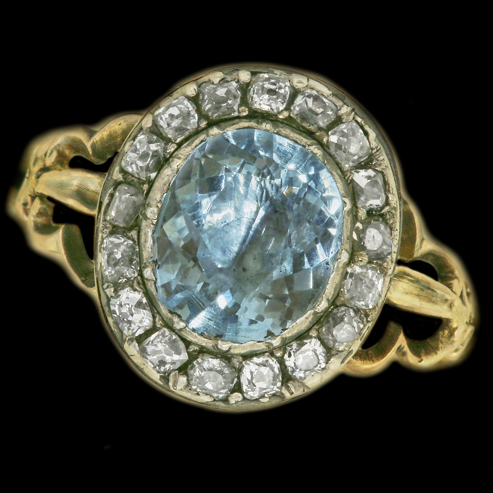ANTIQUE AQUAMARINE AND DIAMOND CLUSTER RING: ANTIQUE AQUAMARINE AND DIAMOND CLUSTER RING,5.2 grams.Vibrant aquamarine of approx. 2.85 ct.Domed back.Size R.