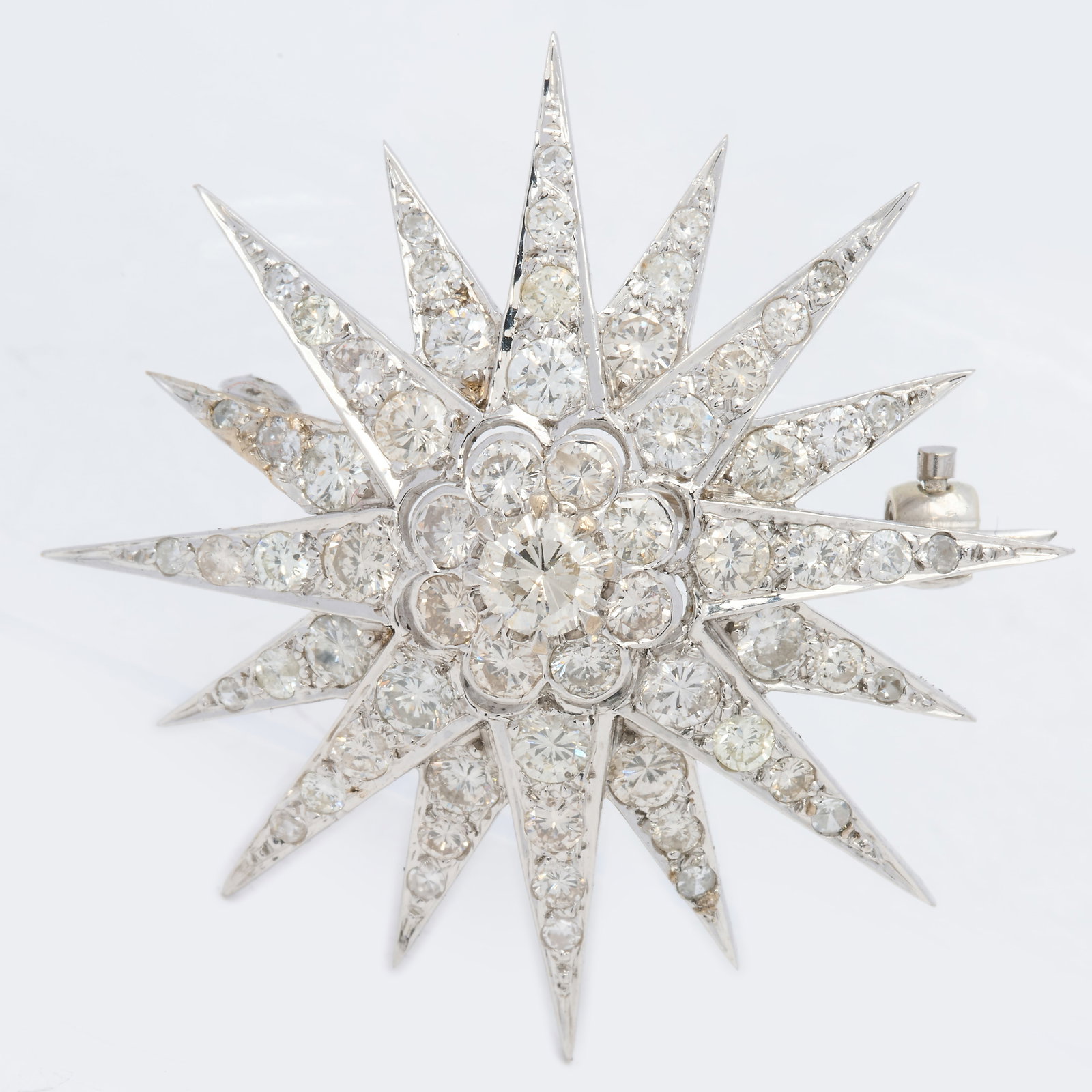 ANTIQUE DIAMOND STAR BROOCH: ANTIQUE DIAMOND STAR BROOCH,6,9 grams, testing high carat gold.Bright and lively diamonds, totalling approx. 2.50 ct.Fine designed.W. 3.7 cm.