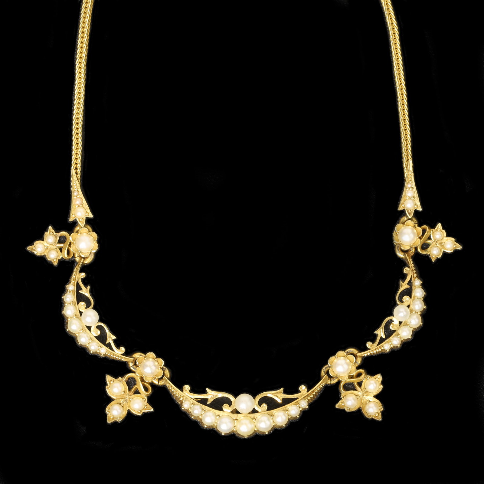 EDWARDIAN PEARL NECKLACE: EDWARDIAN PEARL NECKLACE,13.8 grams, testing 15 ct. gold.Pearls generally well matched.L. 39.5 cm.
