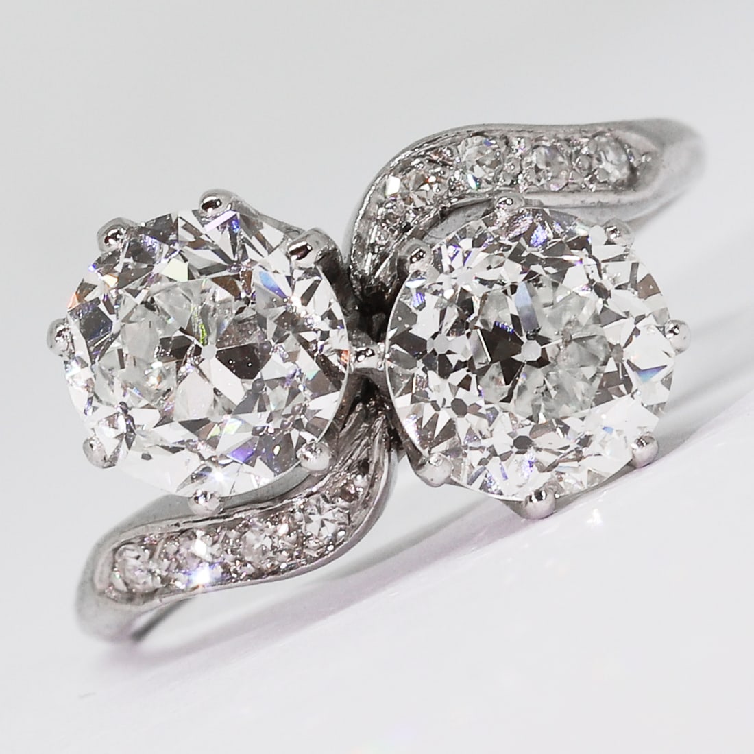 EDWARDIAN DIAMOND TOI-ET-MOI TWIST RING: EDWARDIAN DIAMOND TOI-ET-MOI TWIST RING,4,9 grams, testing platinum.Bright and lively old cut diamonds of approx. 1.52 and 1.60 ct.Size L 1/2.
