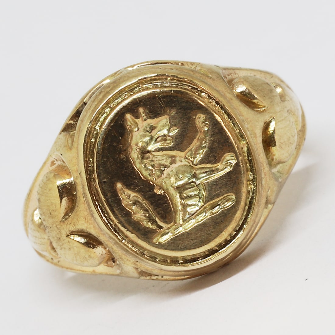 GOLD INTAGLIO SEAL RING: GOLD INTAGLIO SEAL RING,9.6 grams.The intaglio depicting a lion.Size K 1/2.