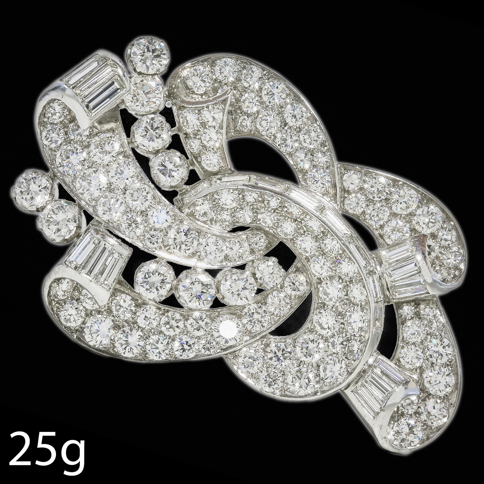 FANTASTIC ART-DECO DIAMOND CLIP BROOCH: FANTASTIC ART-DECO DIAMOND CLIP BROOCH,25 grams, testing platinum.Bright and lively mixed cut diamonds, totalling approx. 15 ct.Fine 3-dimensional design.W. 5.8 cm.