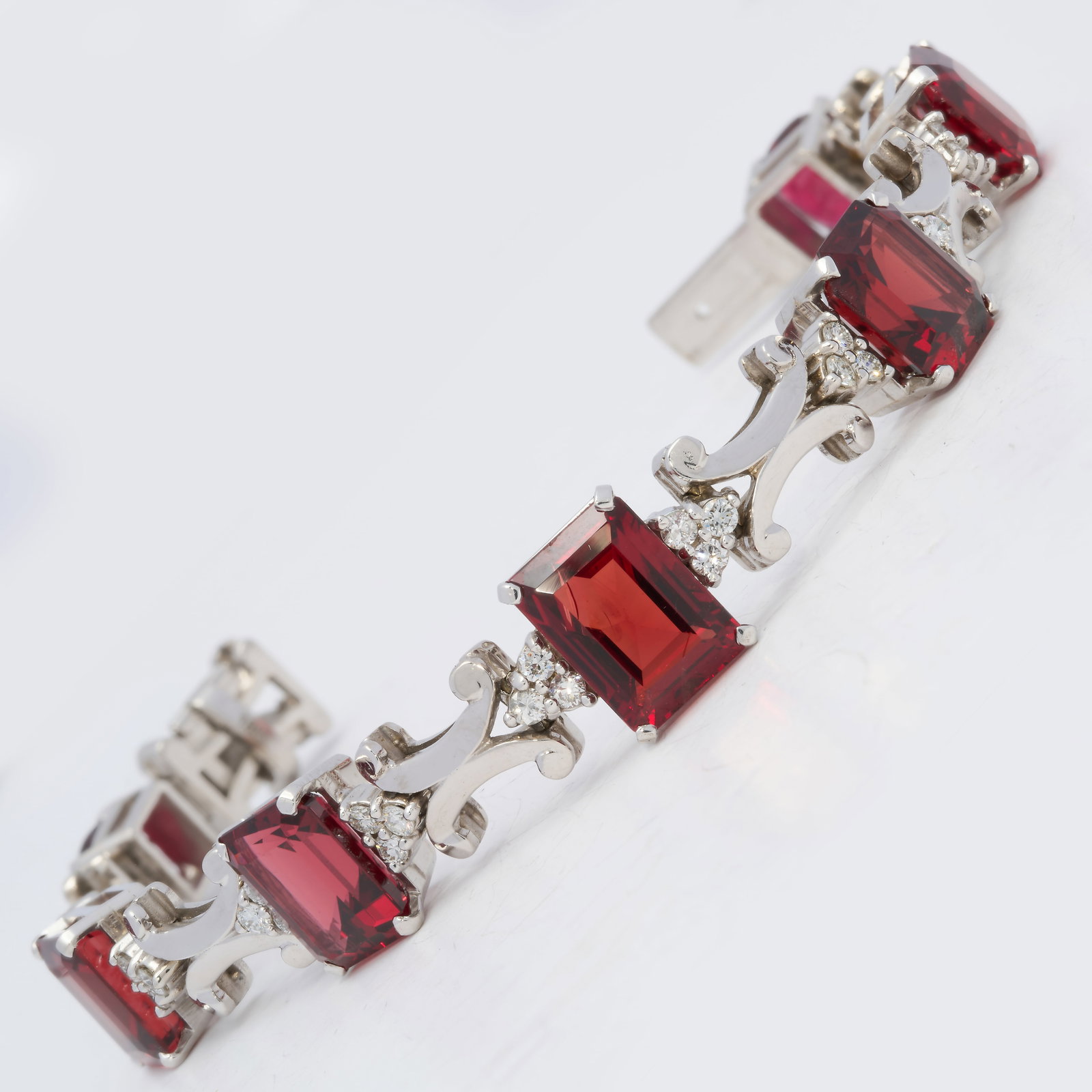 CERTIFICATED RED SPINEL AND DIAMOND BRACELET: CERTIFICATED RED SPINEL AND DIAMOND BRACELET,33,4 grams, testing 18 ct. gold.Set with fine rich and vibrant spinels, totalling approx. 30.48 ct.Largest spinel of approx. 5.91 ct. (Certificated, natura