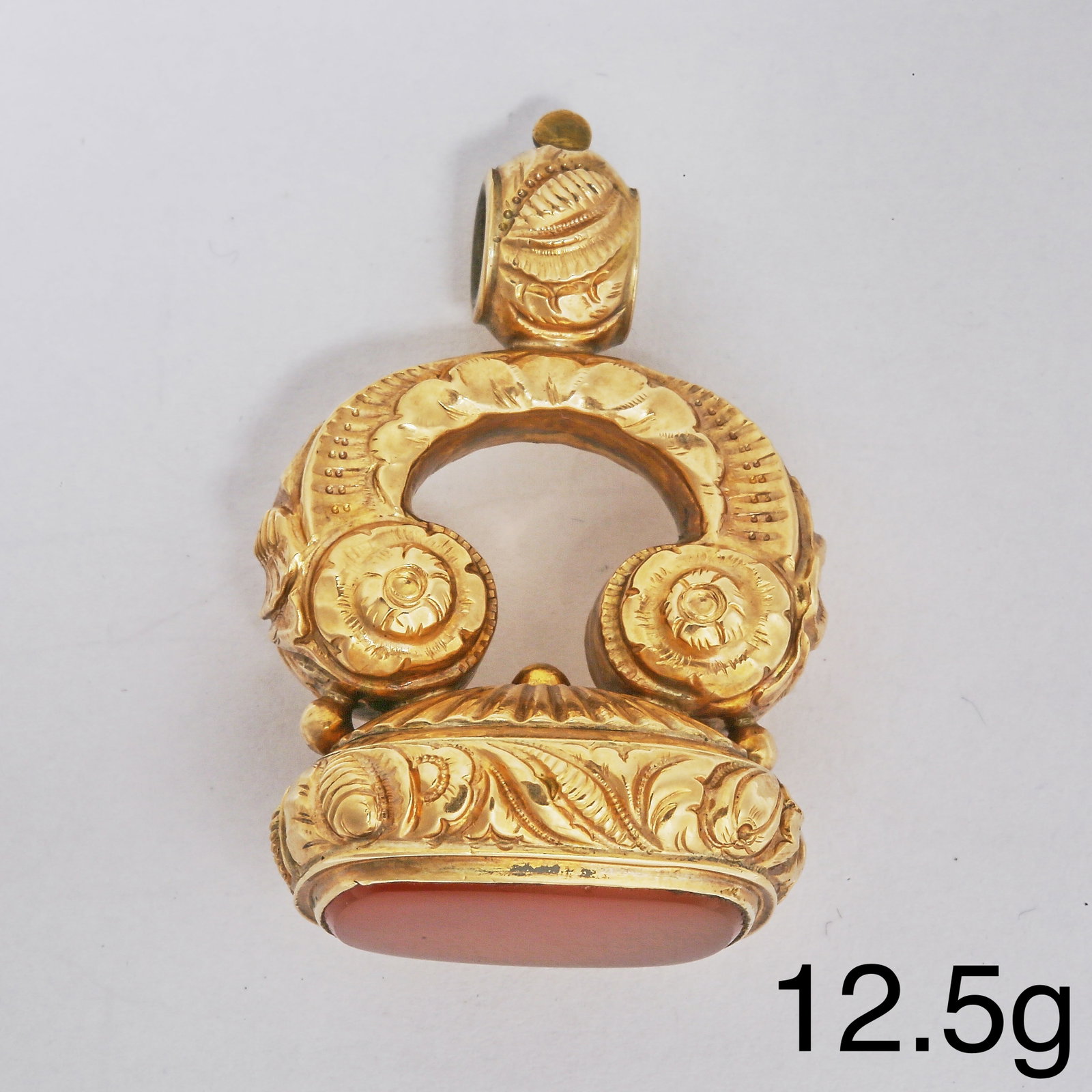 GEORGIAN FOB SEAL: GEORGIAN FOB SEAL,12,9 grams, testing high carat gold.Fine detailed relief design.L. 4 cm.