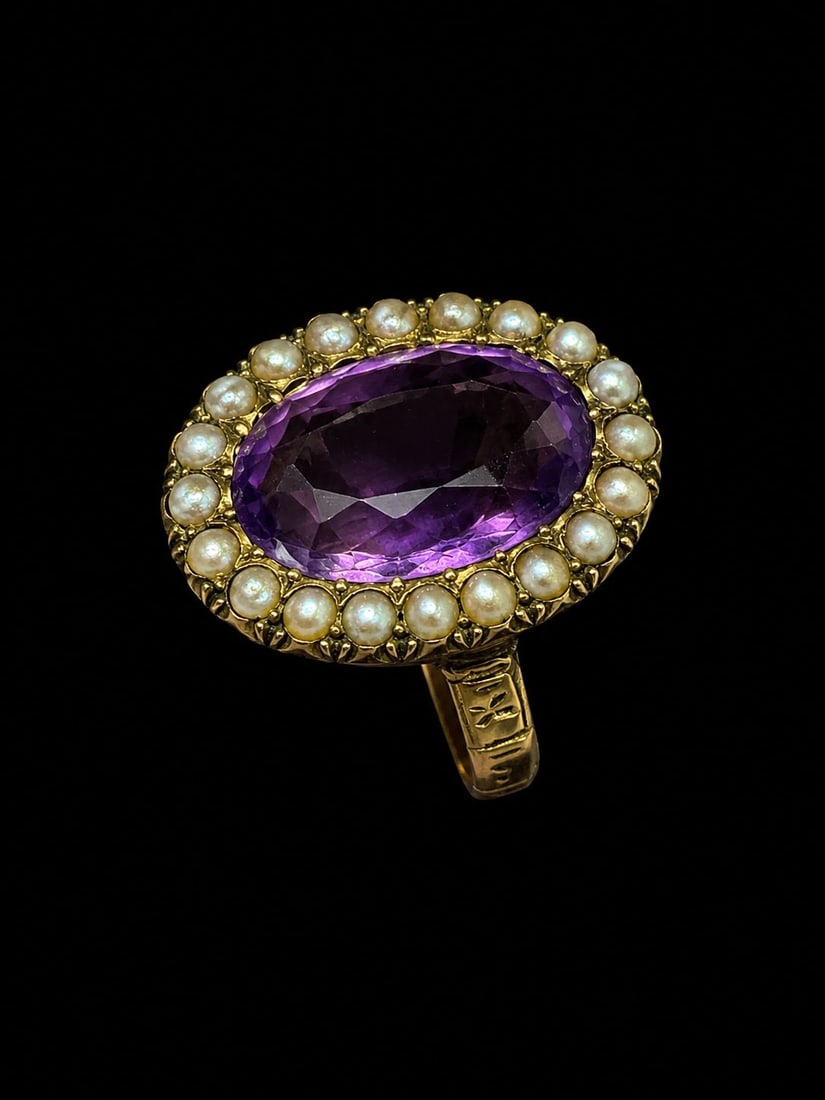 AMETHYST AND PEARL CLUSTER RING: AMETHYST AND PEARL CLUSTER RING,6,8 grams, 18 ct. gold.Rich and vibrant amethyst.Lovely pearls.Size N.