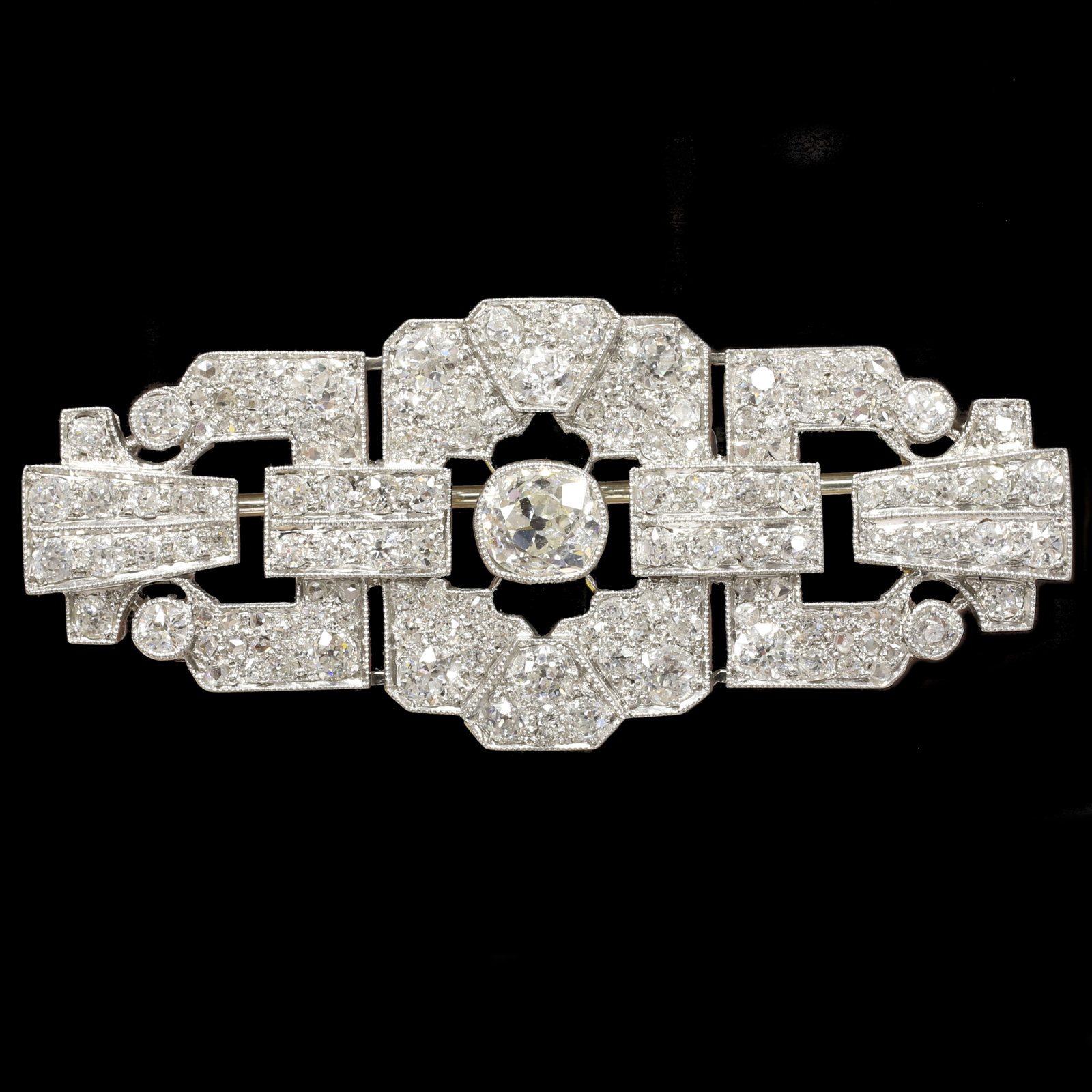 FINE ART-DECO DIAMOND BROOCH: FINE ART-DECO DIAMOND BROOCH,13.8 grams, testing platinum.Diamonds bright and lively with a larger central diamond.Diamonds totalling approx. 4.25 ct. W. 5.3 cm.