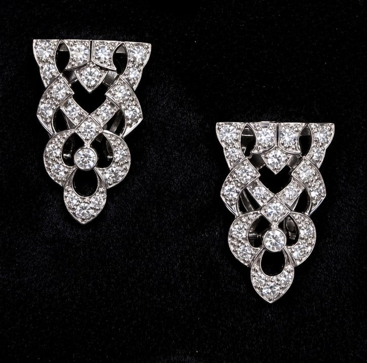 ART-DECO DIAMOND DOUBLE CLIP BROOCH: ART-DECO DIAMOND DOUBLE CLIP BROOCH,10.2 grams, testing platinum.Diamonds bright and lively, totalling approx. 2 ct.With frame to wear as 1 single brooch.Or wearable as 2 seperate clips.L. as brooch 4
