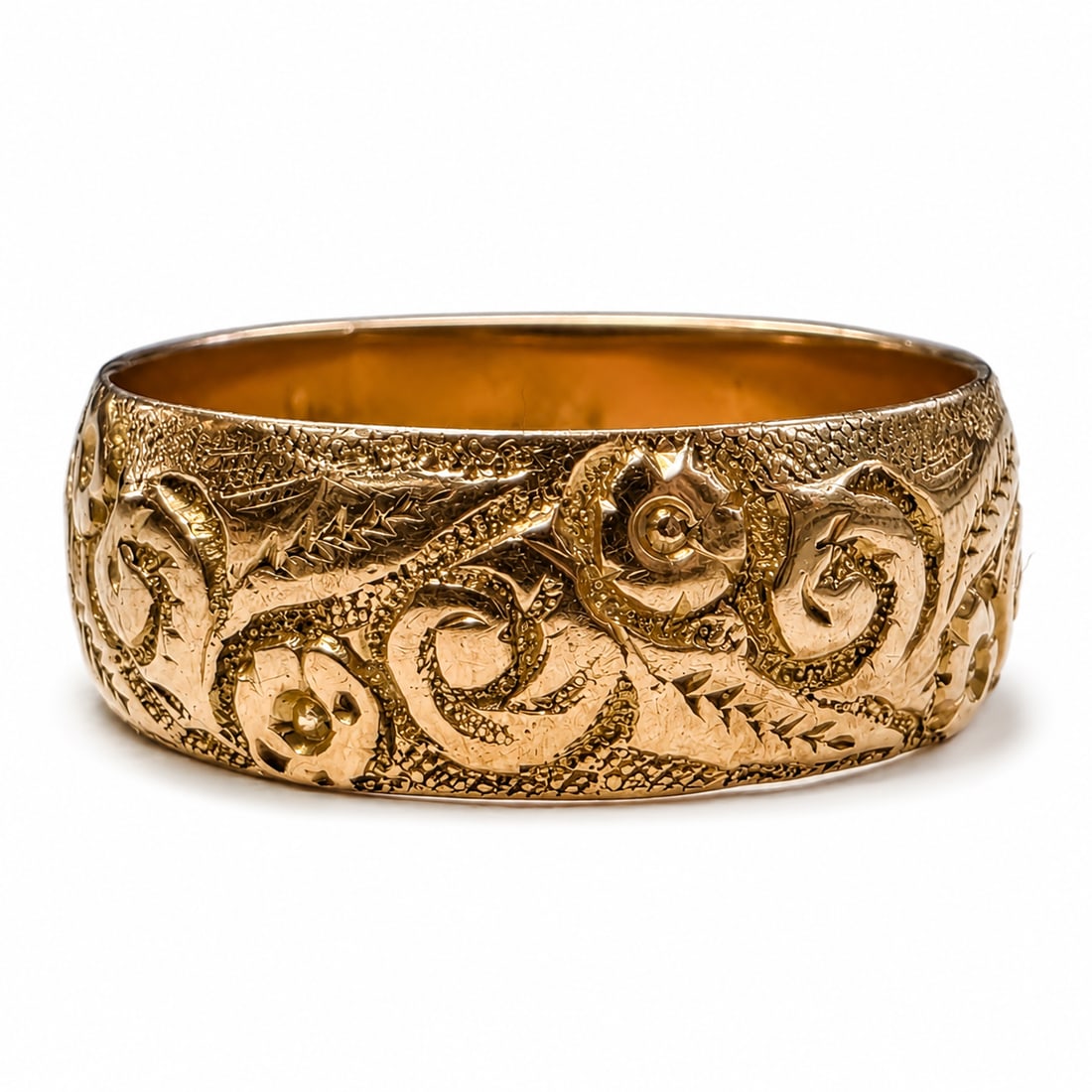 LOVELY ANTIQUE RELIEF CARVED GOLD RING: LOVELY ANTIQUE RELIEF CARVED GOLD RING,4 grams.Relief scrolling design.Size P.