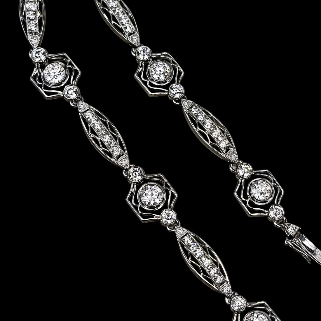FINE FRENCH ART-DECO DIAMOND BRACELET: FINE FRENCH ART-DECO DIAMOND BRACELET,10.6 grams, platinum. French marked.Bright and lively diamonds, totalling approx. 2 ct. L. 18 cm.
