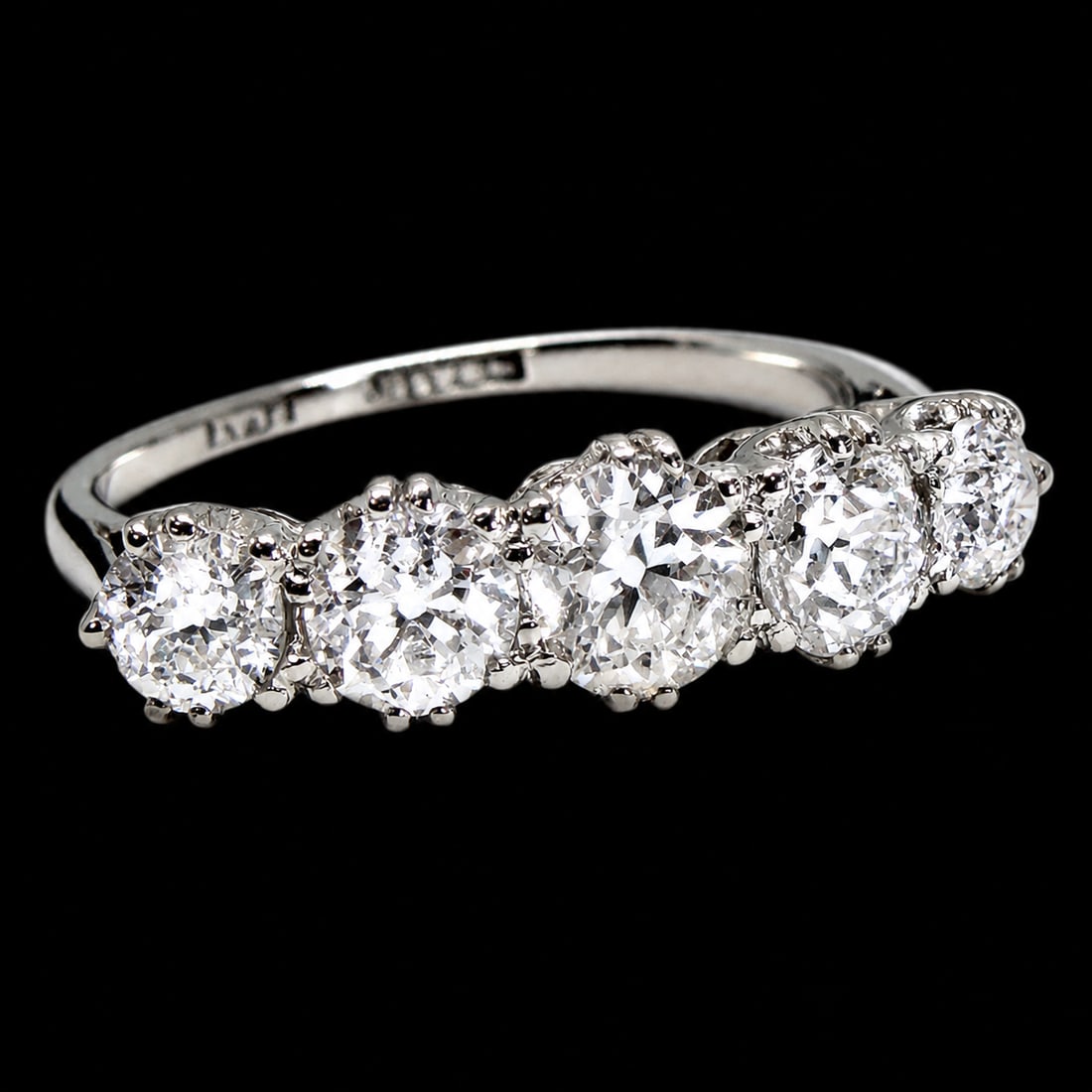 5-STONE DIAMOND RING: 5-STONE DIAMOND RING,Platinum.Bright and lively diamonds, totalling approx. 1.40 ct.Size M.