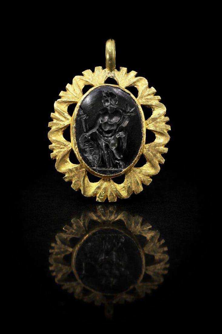 ROMAN INTAGLIO PENDANT, HERCULES: ROMAN INTAGLIO PENDANT, HERCULES.By repute 2nd century AD.4,5 grams, testing high carat gold.The fine carved hardstone intaglio depicting Hermes.L. 3.2 cm.