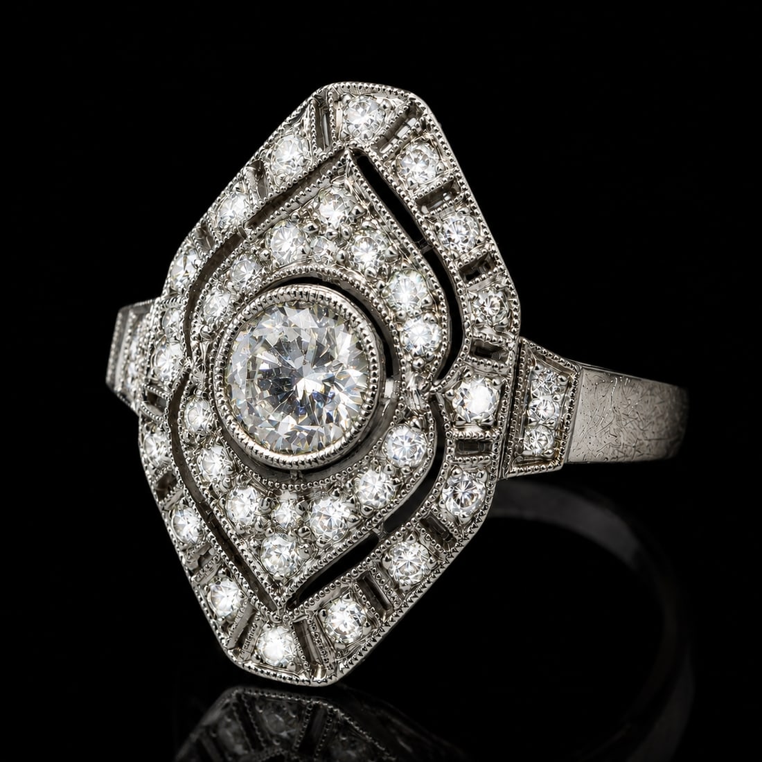 ART-DECO DESIGN DIAMOND RING: ART-DECO DESIGN DIAMOND RING,6,6 grams, testing 18 ct. gold.Larger central diamond.Diamonds totalling approx. 1.65 ct.L. head 2.1 cm.Size L.