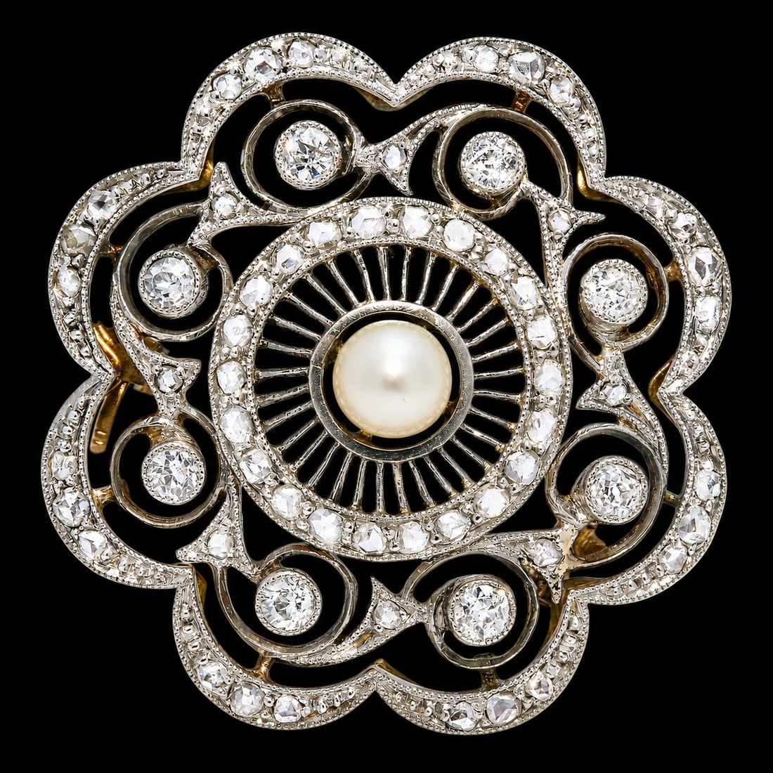 EDWARDIAN DIAMOND AND PEARL BROOCH: EDWARDIAN DIAMOND AND PEARL BROOCH 5.4 grams Platinum and high carat gold lively diamonds fine pearl , untested 3 cm diameter
