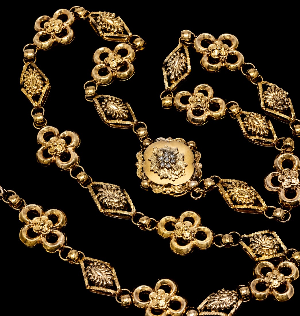 VICTORIAN DIAMOND LONG GUARD CHAIN NECKLACE: VICTORIAN DIAMOND LONG GUARD CHAIN NECKLACE,41,4 grams, testing high carat gold.Lovely diamonds on the clasp.The links of fine 3-dimensional design to the front and back.L. 103 cm.