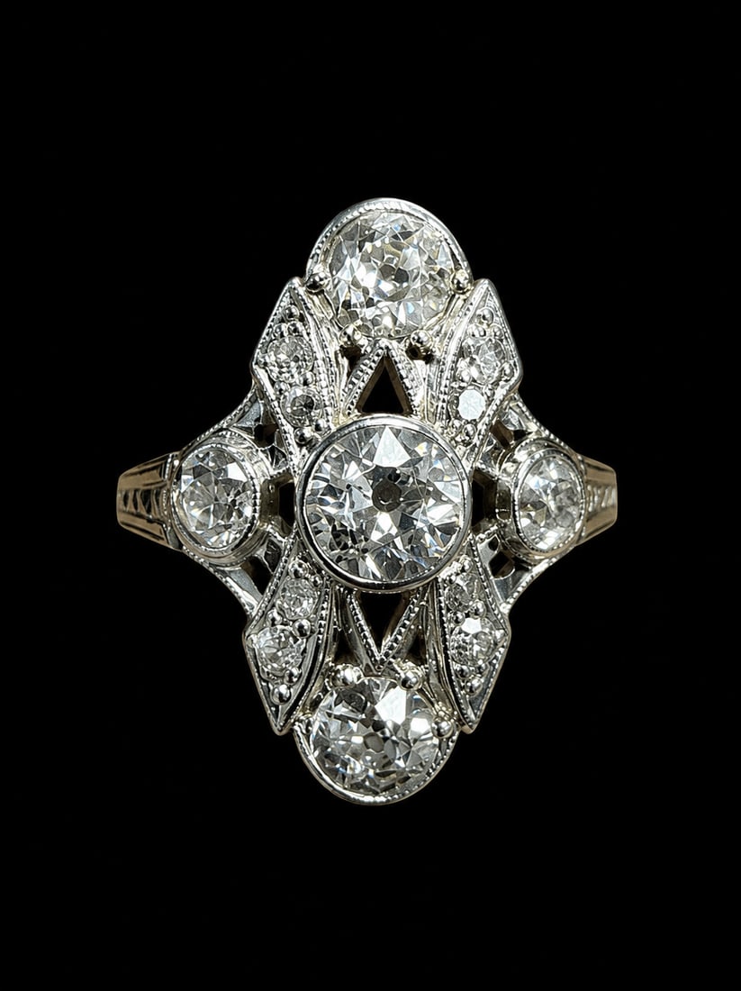 FINE ART-DECO DIAMOND UP FINGER RING: FINE ART-DECO DIAMOND UP FINGER RING,3,5 grams, testing platinum.Bright and lively diamonds.Head of approx. 1.9 cm.Size M 1/2.