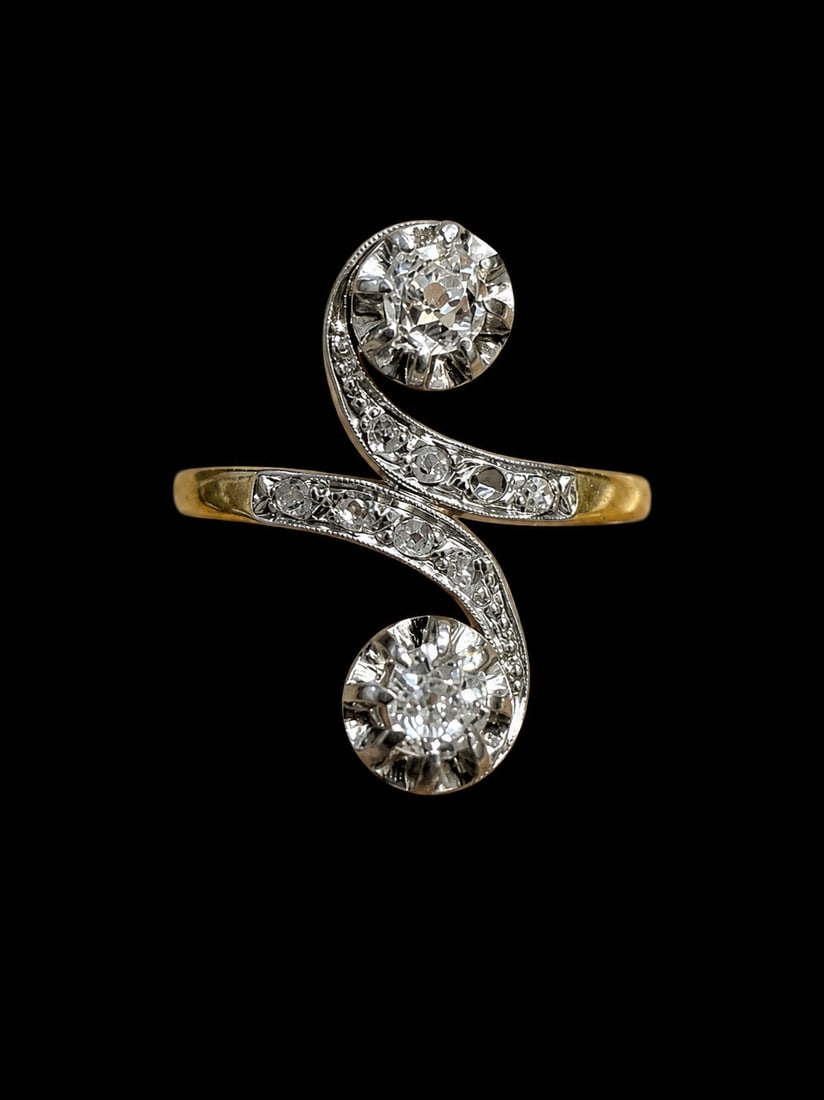 ANTIQUE DIAMOND TWIST RING: ANTIQUE DIAMOND TWIST RING,3.3 grams, 18 ct. gold. French marked.Diamonds bright and lively.L. 1.8 cm.Size M 1/2.
