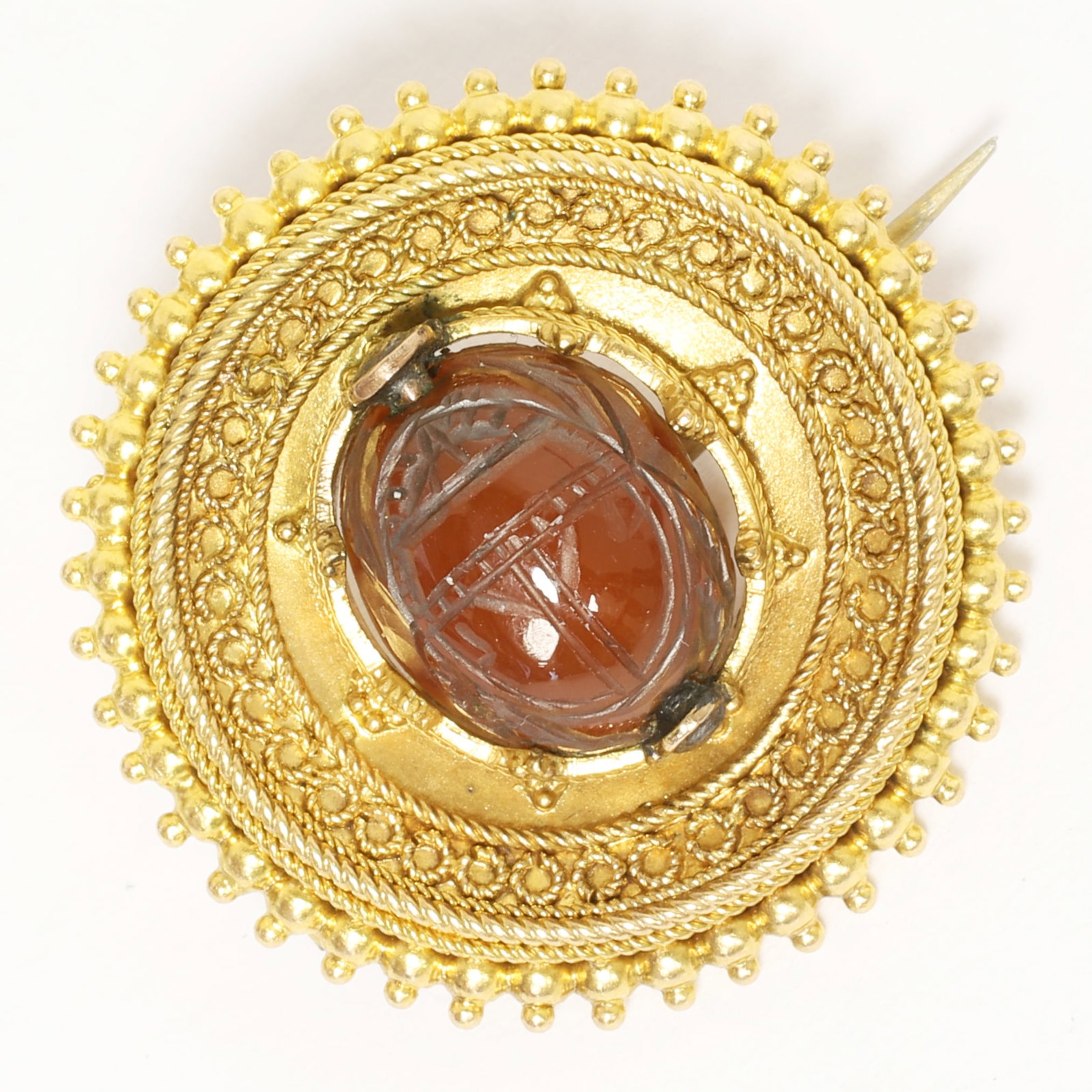 FINE VICTORIAN ETRUSCAN REVIVAL SCARAB BROOCH: FINE VICTORIAN ETRUSCAN REVIVAL SCARAB BROOCH,4,4 grams, testing high carat gold.The centre with a fine cameo carved hardstone of a scarab, with a carved intaglio of a warrior on the back.The surmount