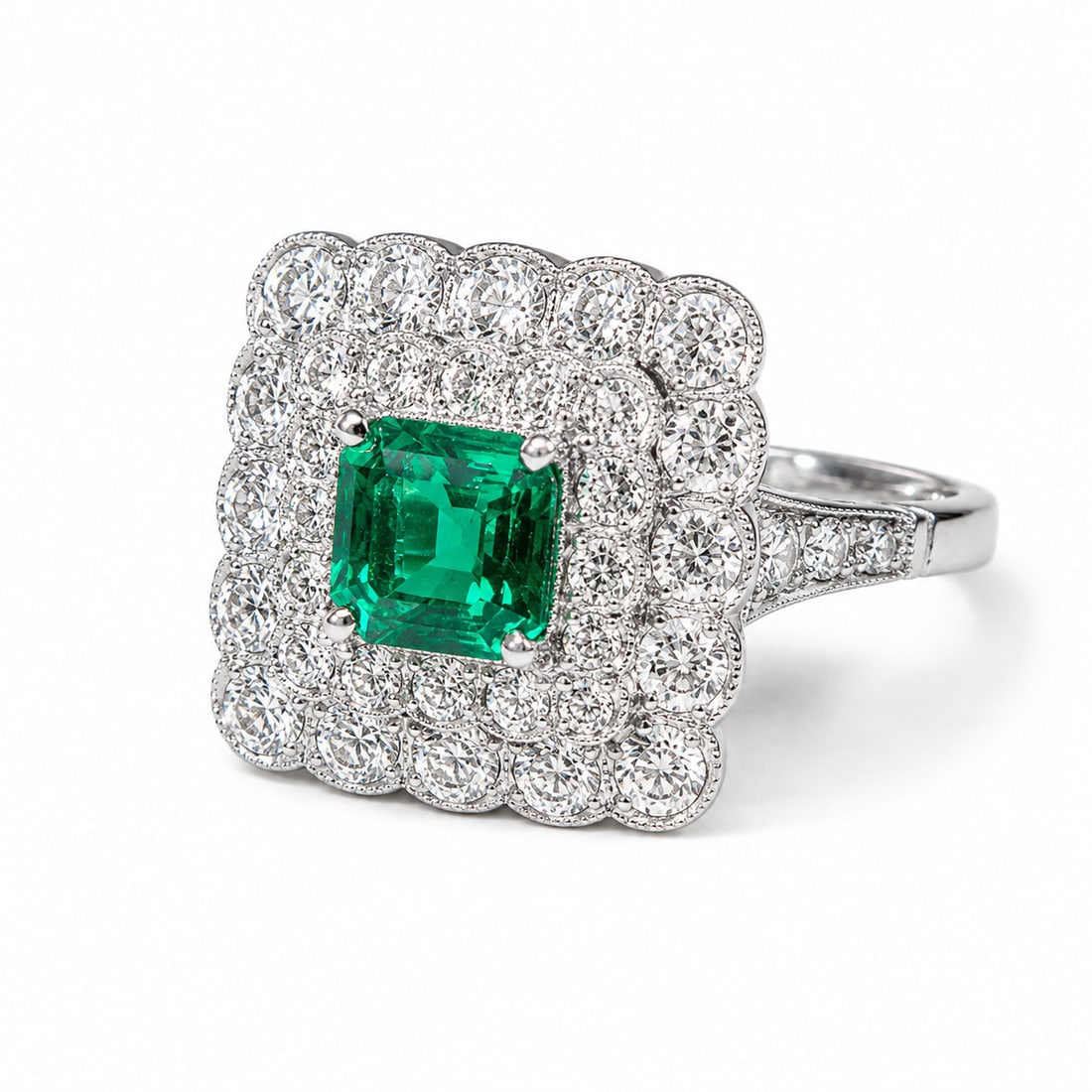FINE EMERALD AND DIAMOND CLUSTER RING: FINE EMERALD AND DIAMOND CLUSTER RING,4,9 grams, testing platinum.Rich and vibrant emerald of approx. 0.86 ct.Diamonds bright and lively, totalling approx. 1.30 ct.Size M.