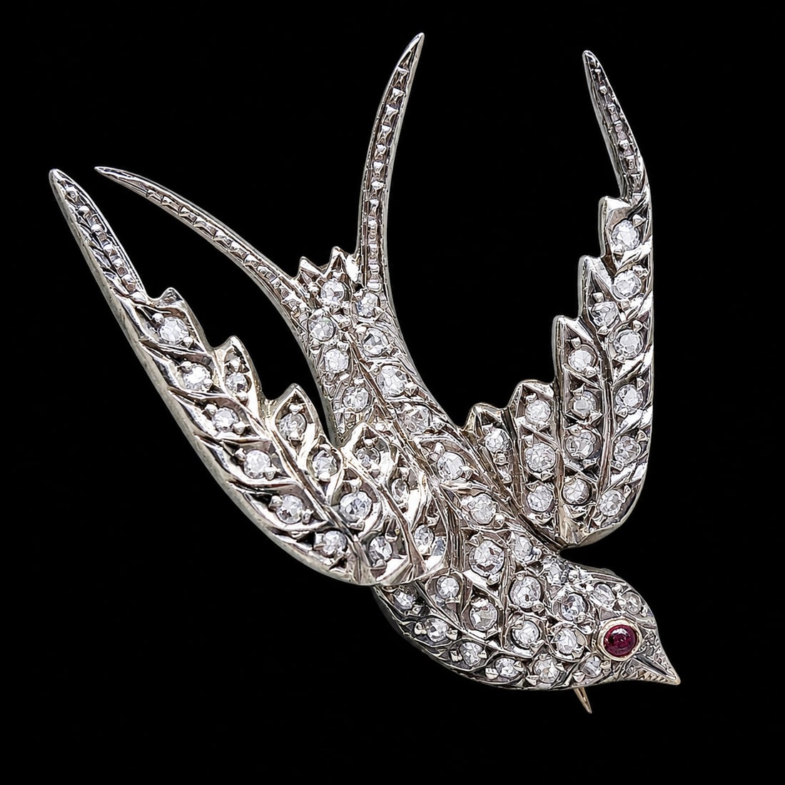 ANTIQUE DIAMOND BIRD BROOCH: ANTIQUE DIAMOND BIRD BROOCH,7,3 grams, Testing high carat gold and silver.Diamonds bright and lively.L. 4.1 cm.