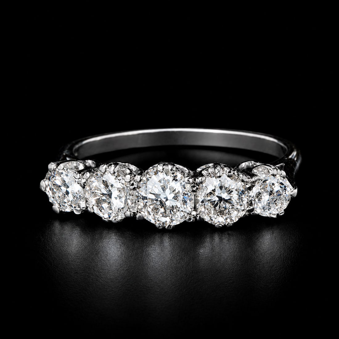 5-STONE DIAMOND RING: 5-STONE DIAMOND RING,3 grams, 18 ct. gold.Bright and lively old cut diamonds, totalling approx. 0.80 ct.Size N.